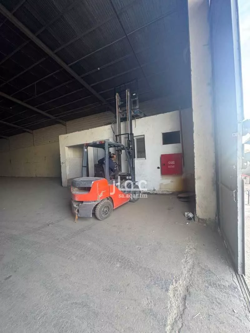 مستودع 100275 م² في السلي 3