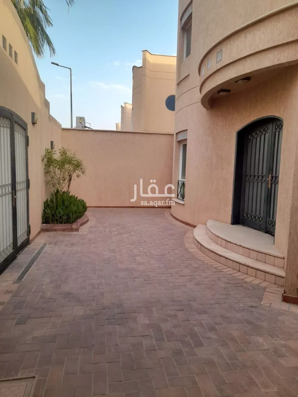 فيلا 5 غرف في النخيل 2