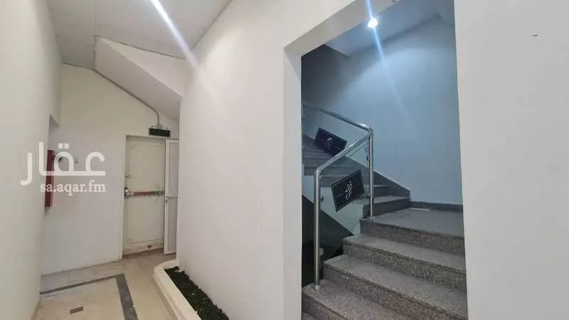 محل 500 م² في العريجاء الغربية 5