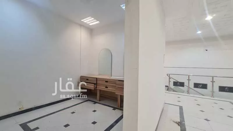 محل 500 م² في العريجاء الغربية 4