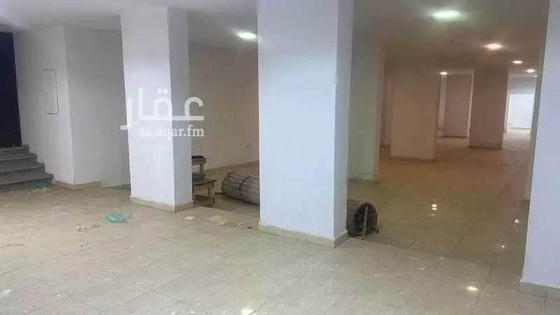 مستودع 899 م² في المطار 1