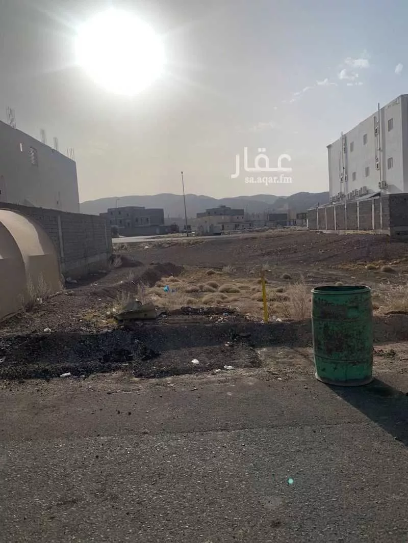 أرض 694 م² في العزيزية 4