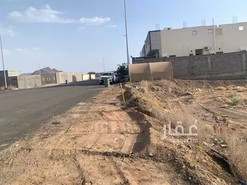 أرض 694 م² في العزيزية 3