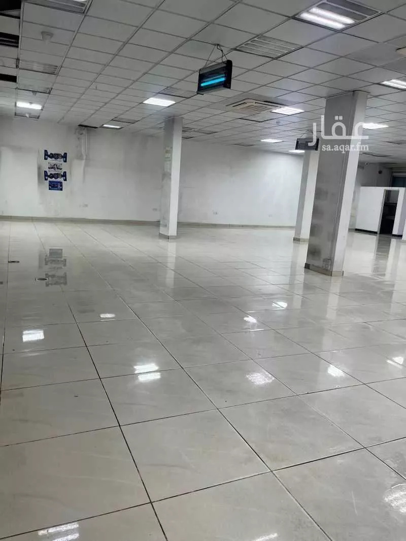 محل 750 م² في الملك فيصل 5