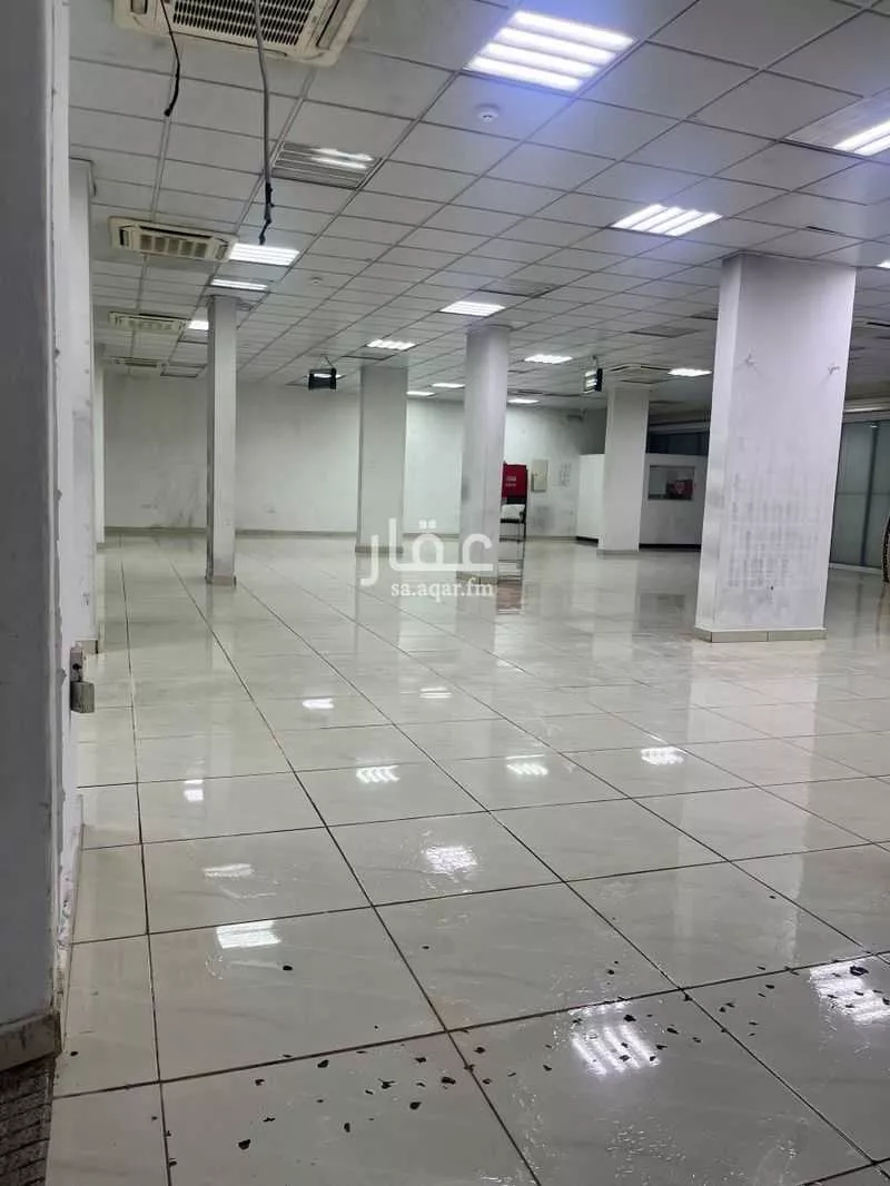 محل 750 م² في الملك فيصل 3