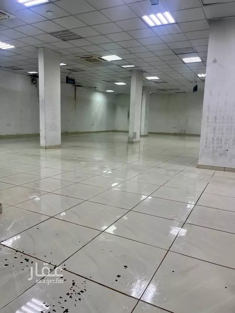 محل 750 م² في الملك فيصل 4