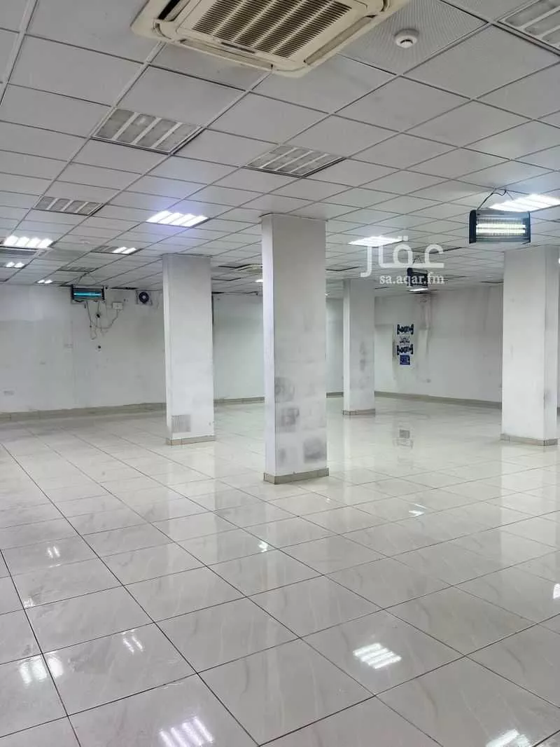 محل 750 م² في الملك فيصل 2