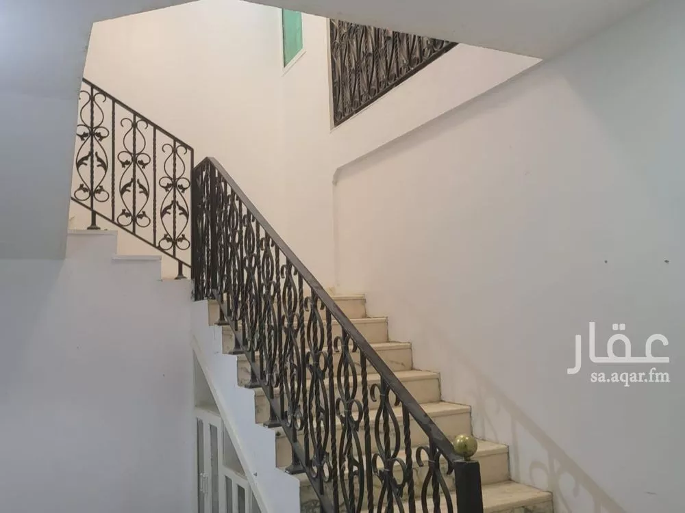 فيلا 5 غرف في العقيق 5