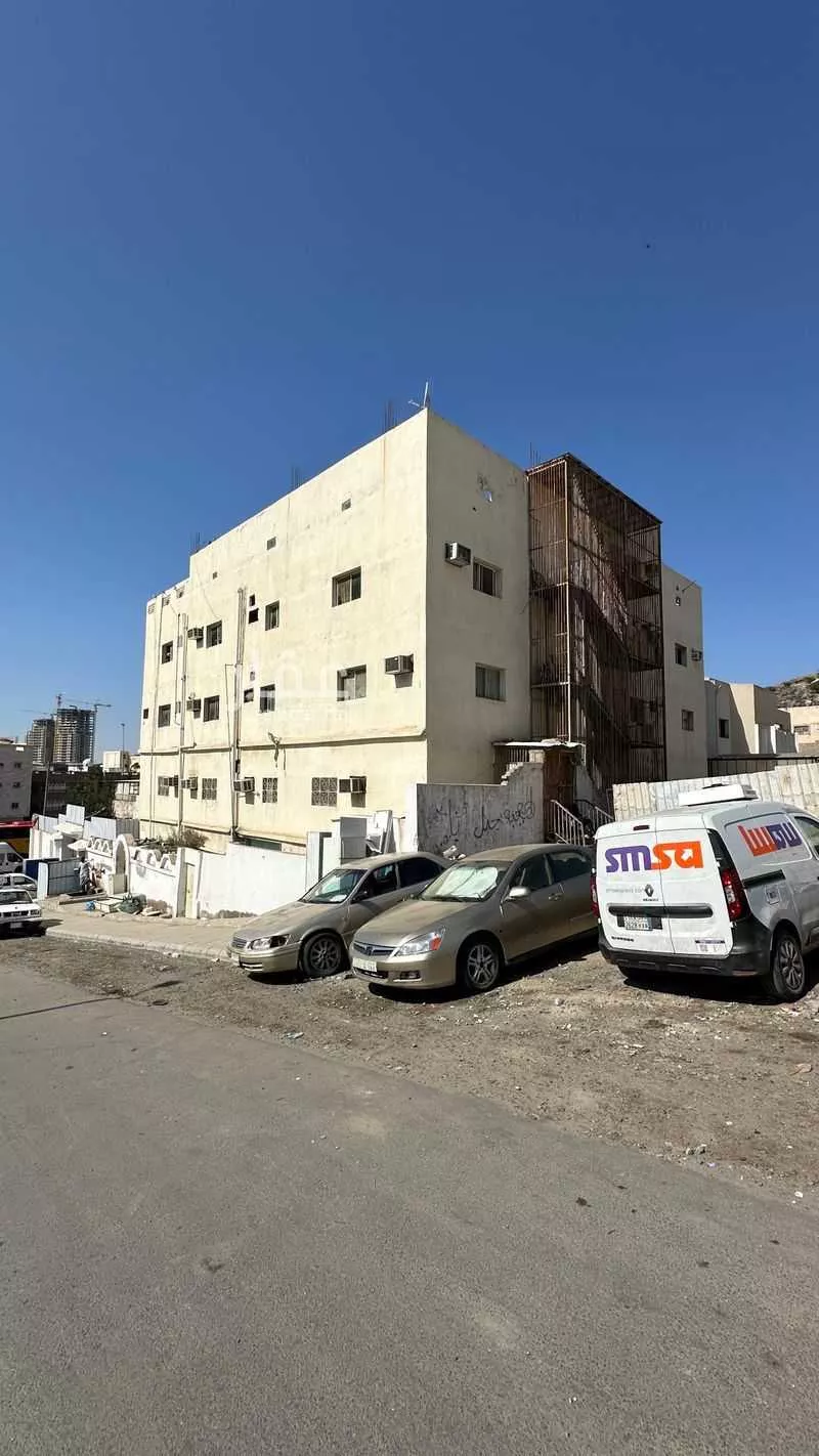 عمارة 992 م² في الهنداوية 4