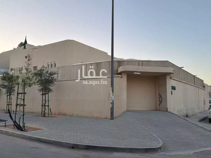 8 bedroom villa in Al Aziziyah 2