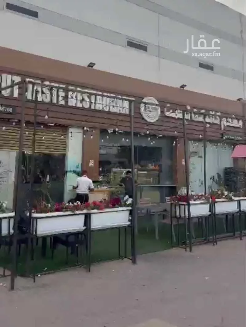 محل 210 م² في الشهداء 1