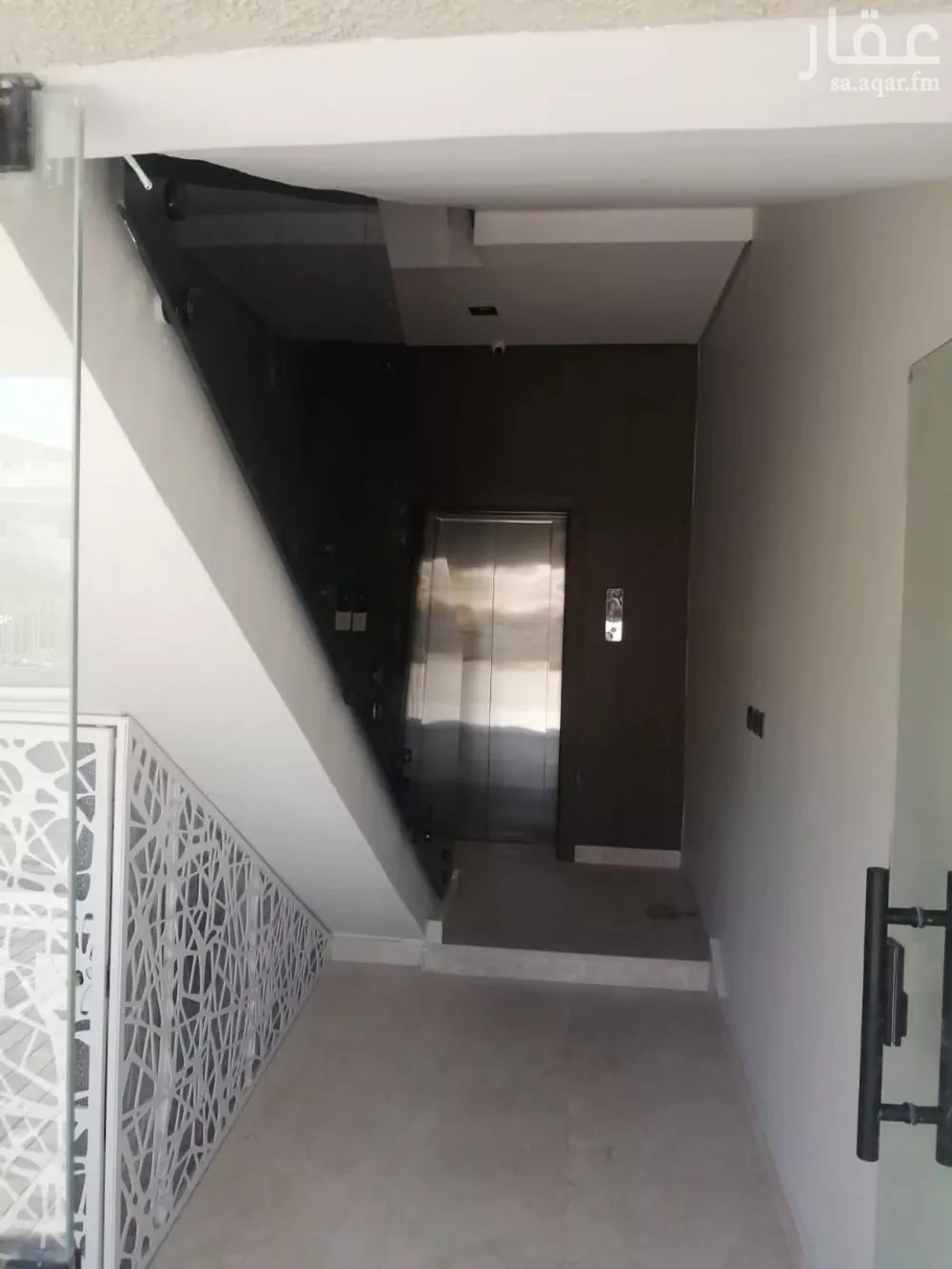 عمارة 305 م² في الضباط 2