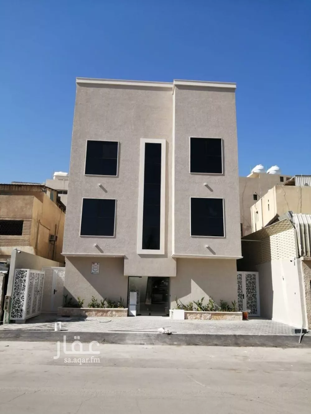 عمارة 305 م² في الضباط 1