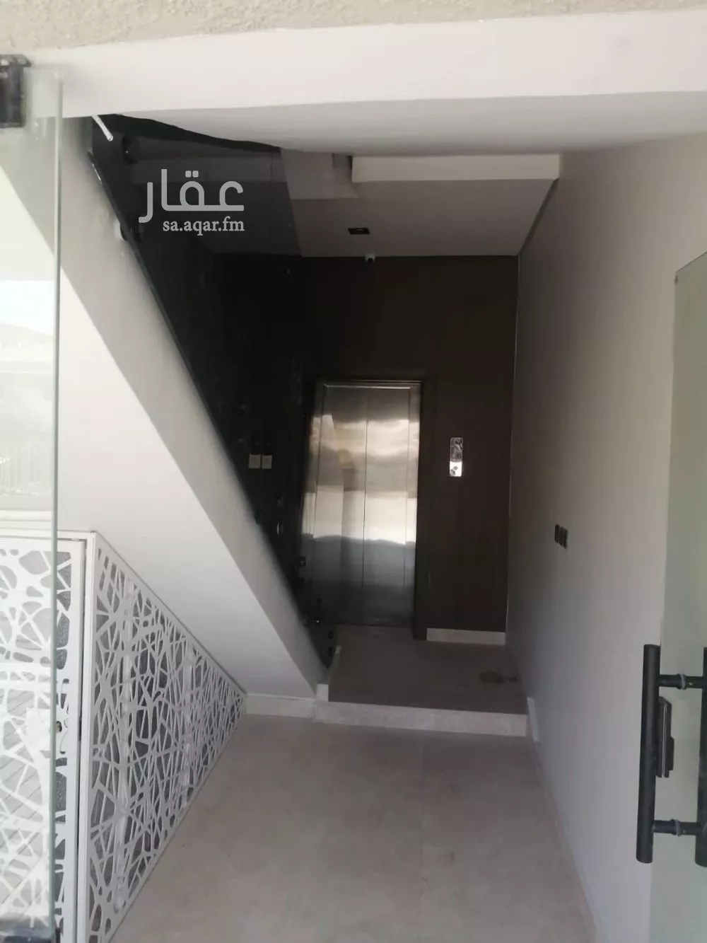 عمارة 305 م² في الضباط 2