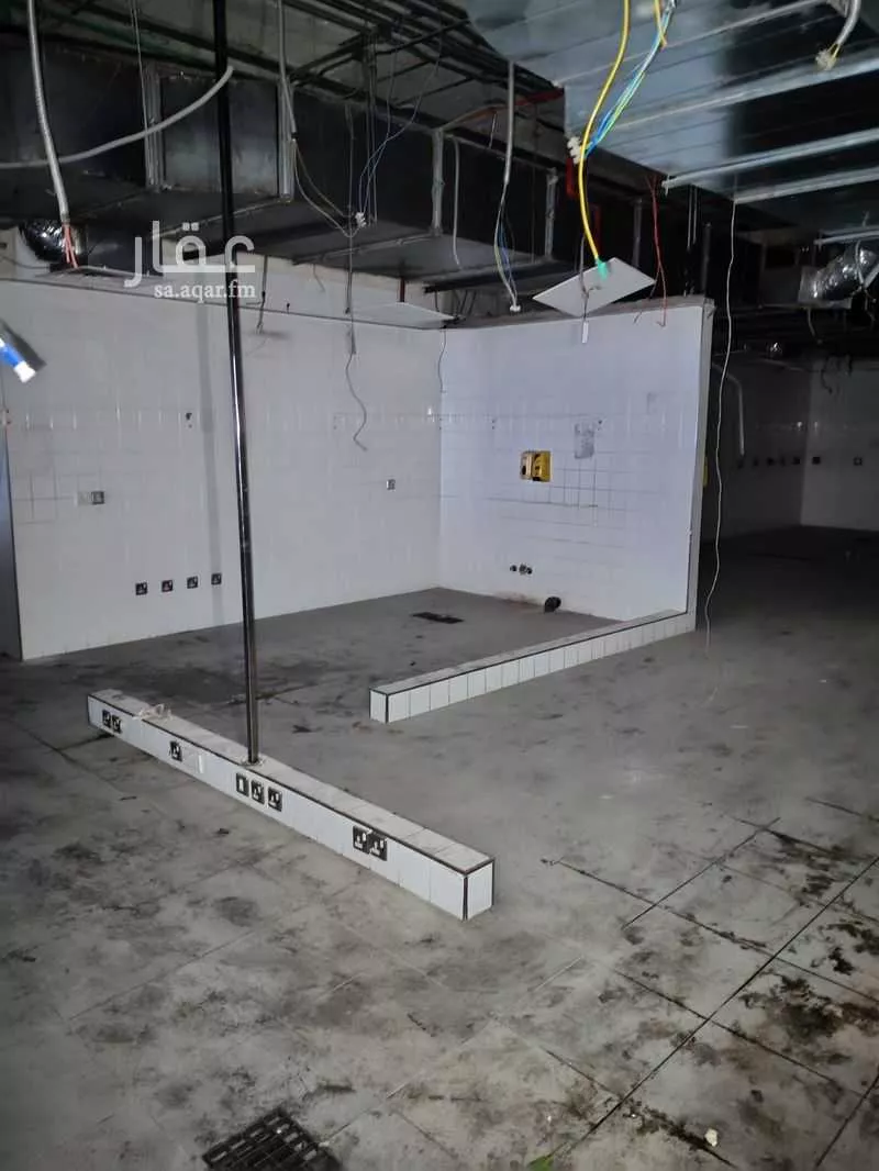 محل 1500 م² في الربيع 3