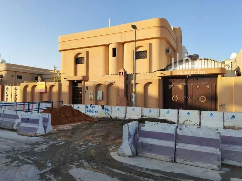 فيلا 8 غرف في الحائر 3