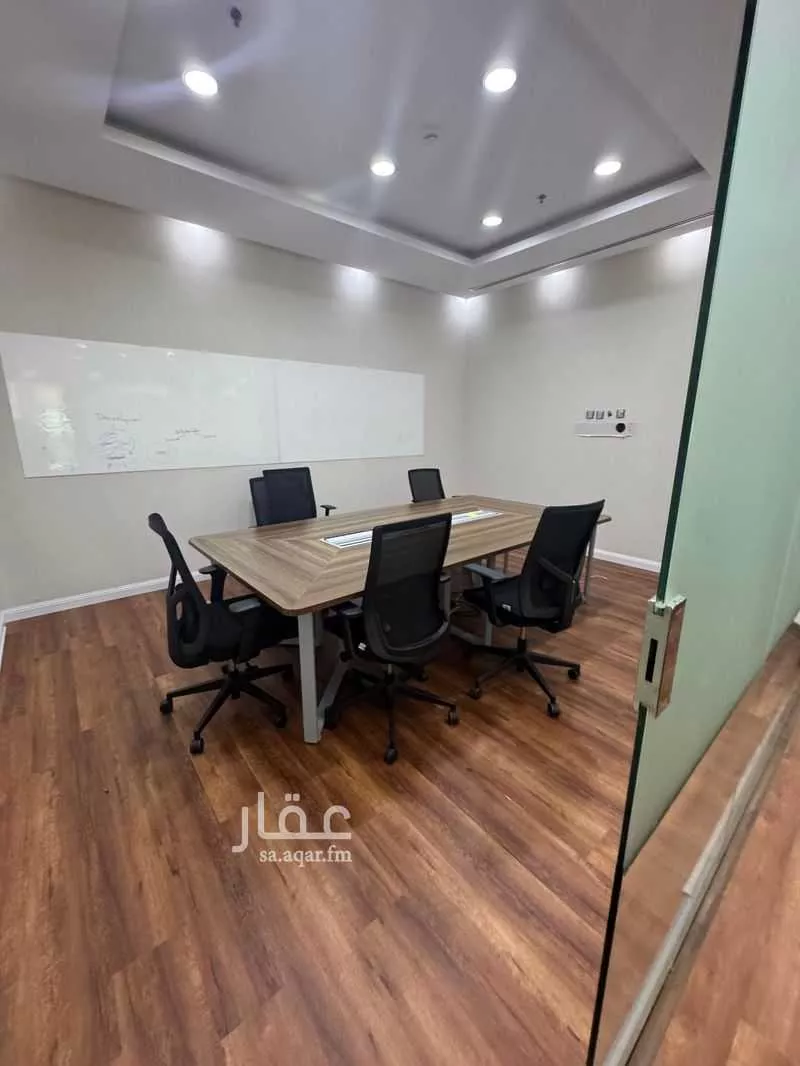 مكتب 301 م² في الشاطئ 5