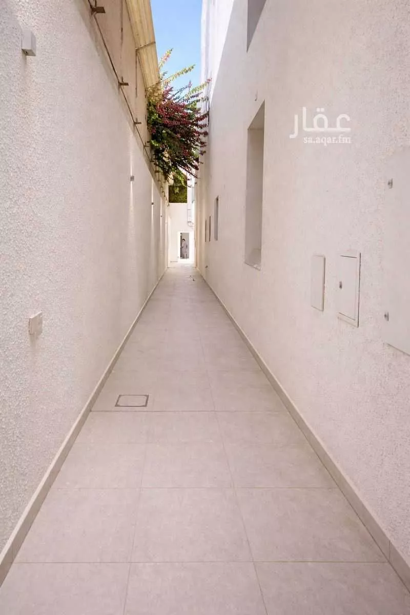 5 bedroom villa in Irqah 2