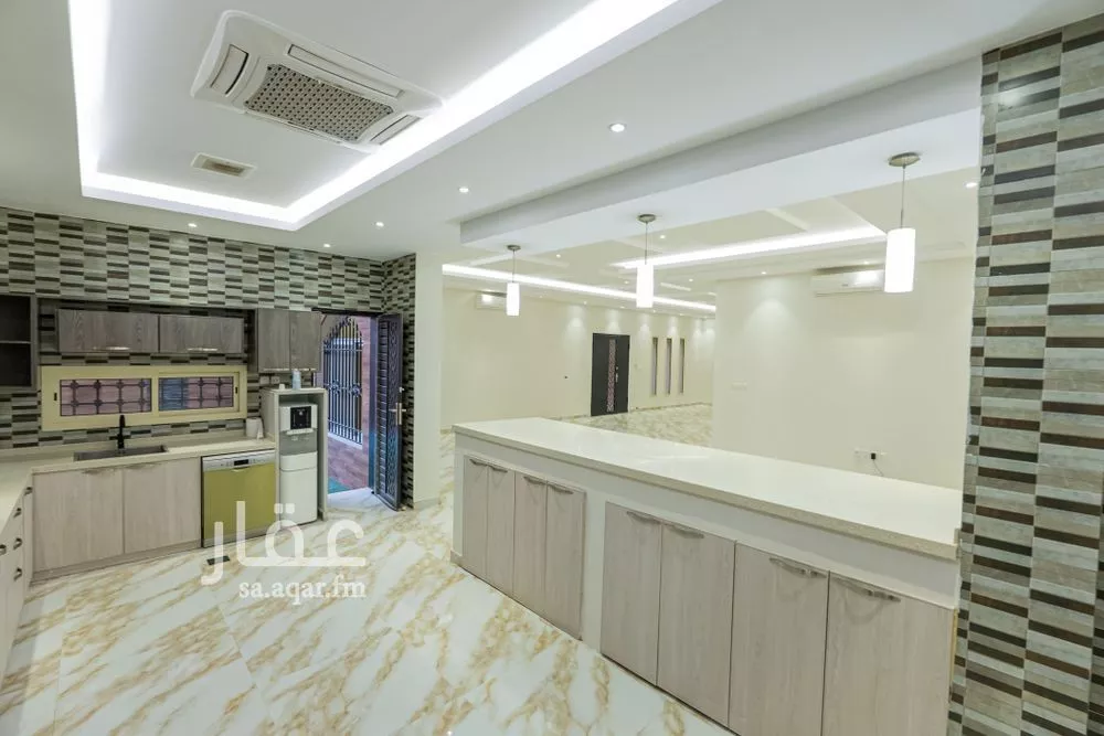 فيلا 8 غرف في العارض 4