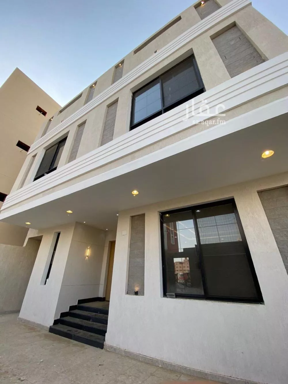 فيلا 9 غرف في الملك فهد 2