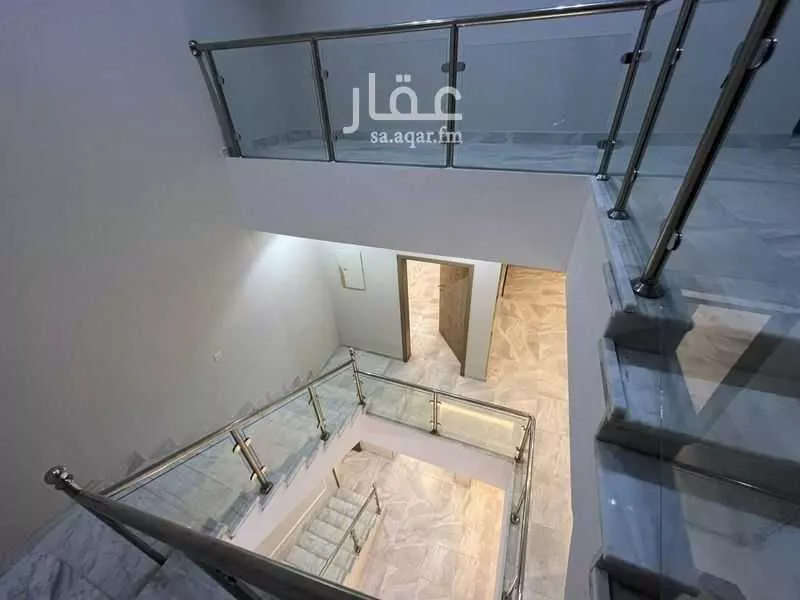 فيلا 5 غرف في الملك فهد 4