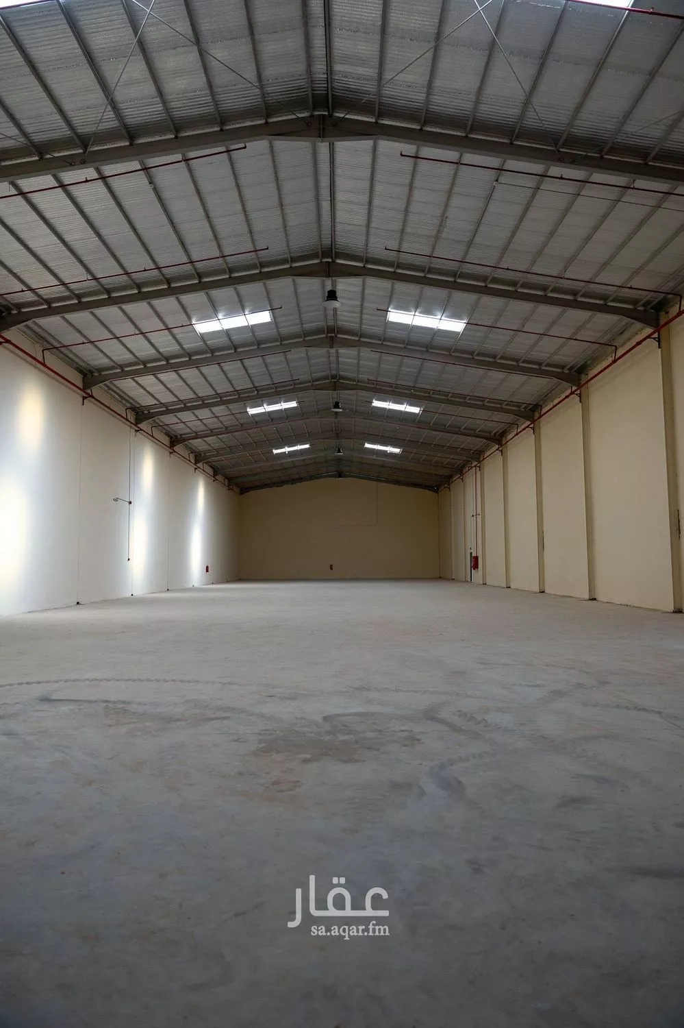 مستودع 1605 م² في السلي 5