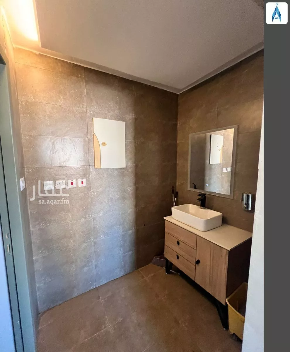 محل 883 م² في العارض 4