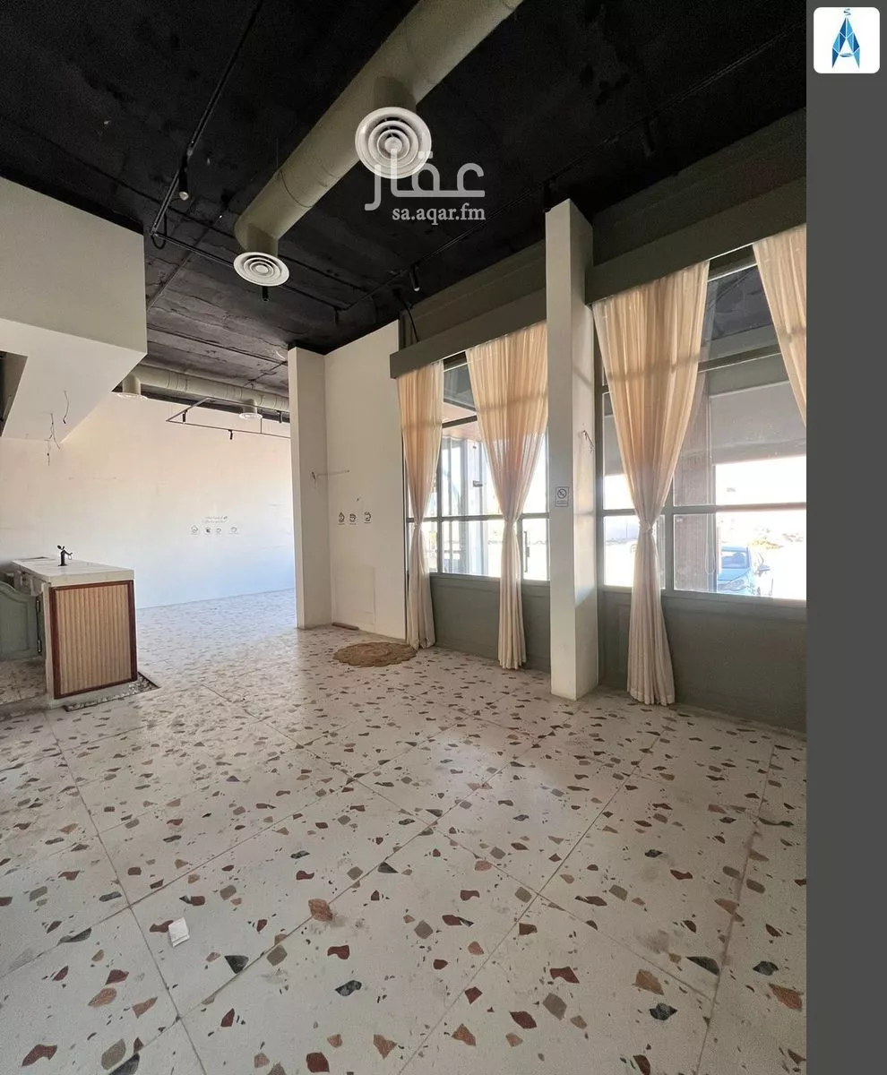 محل 883 م² في العارض 5