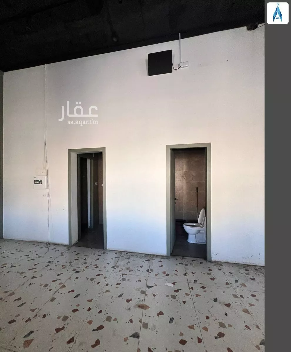 محل 883 م² في العارض 3