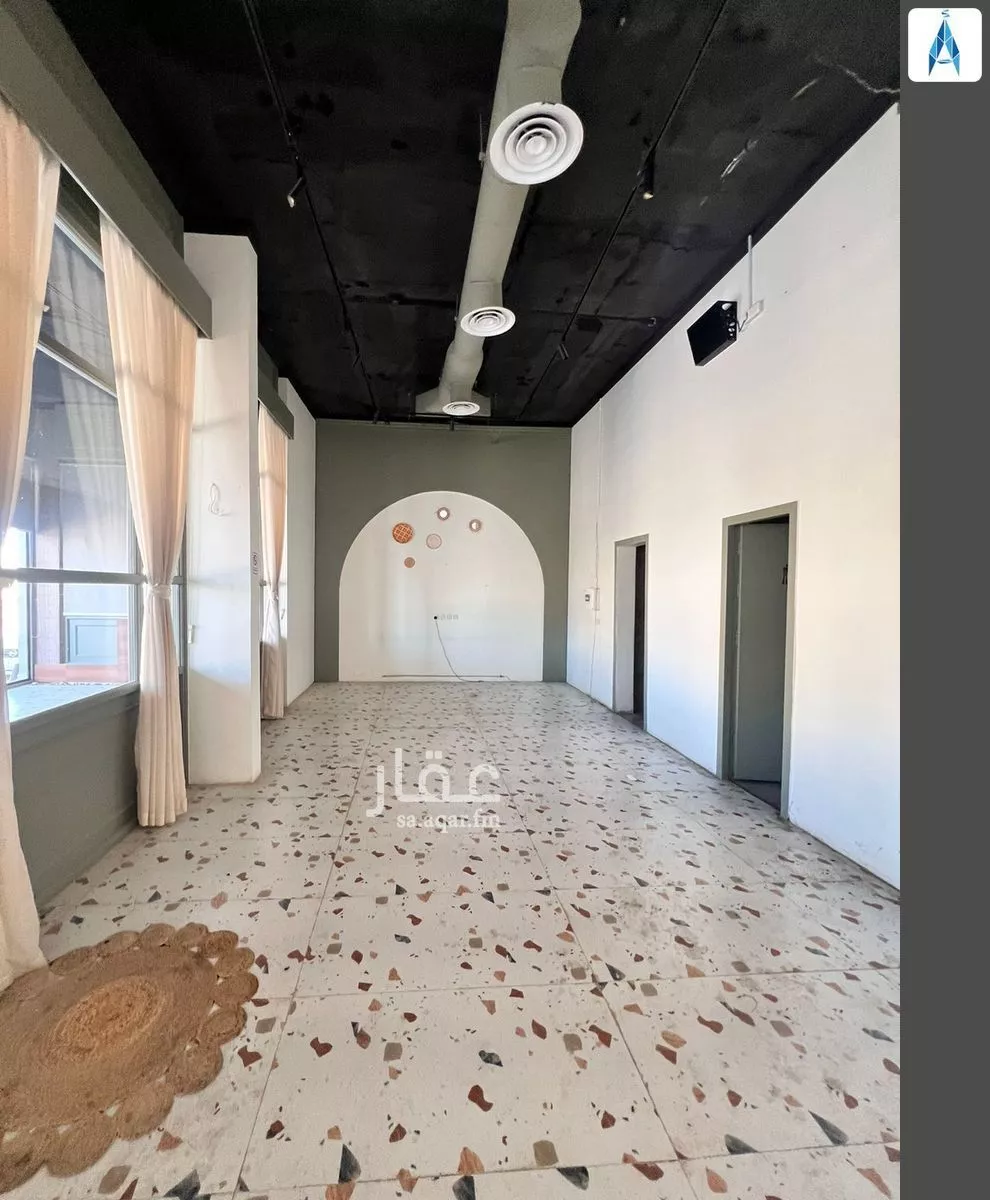 محل 883 م² في العارض 1