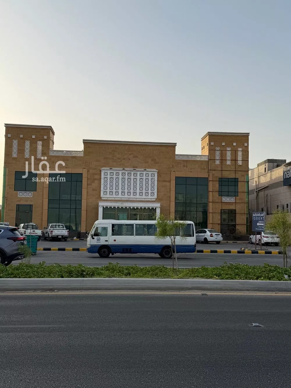 محل 1400 م² في الندى