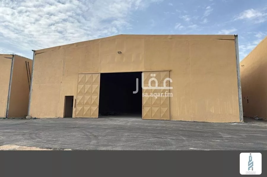 مستودع 2394 م² في السلي 4