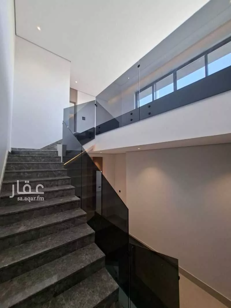 فيلا 5 غرف في الملقا 4