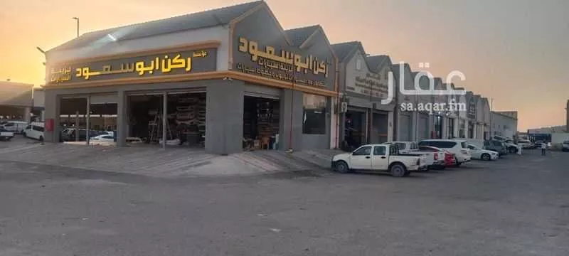 محل 500 م² في ضاحية الملك فهد 1