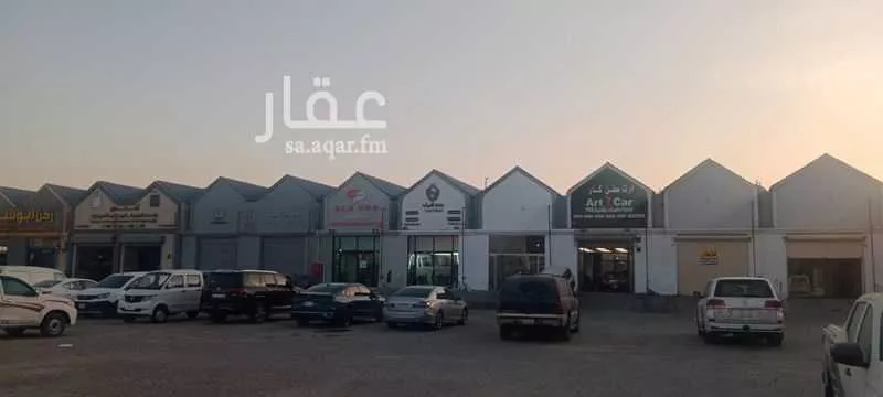 محل 500 م² في ضاحية الملك فهد 3