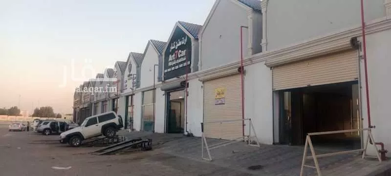 محل 500 م² في ضاحية الملك فهد 4