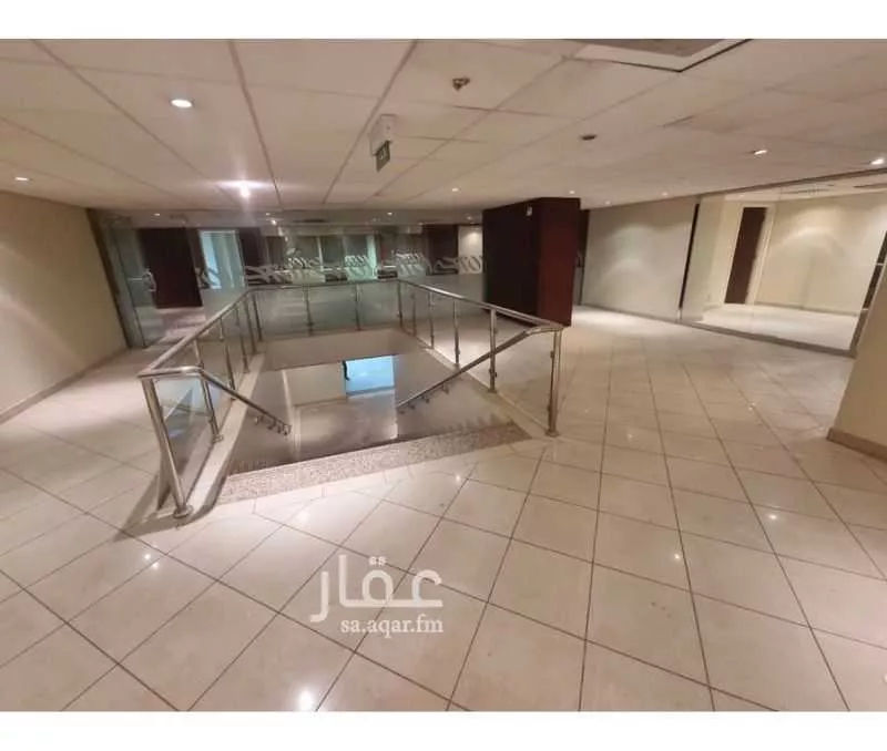 محل 1100 م² في العليا 2