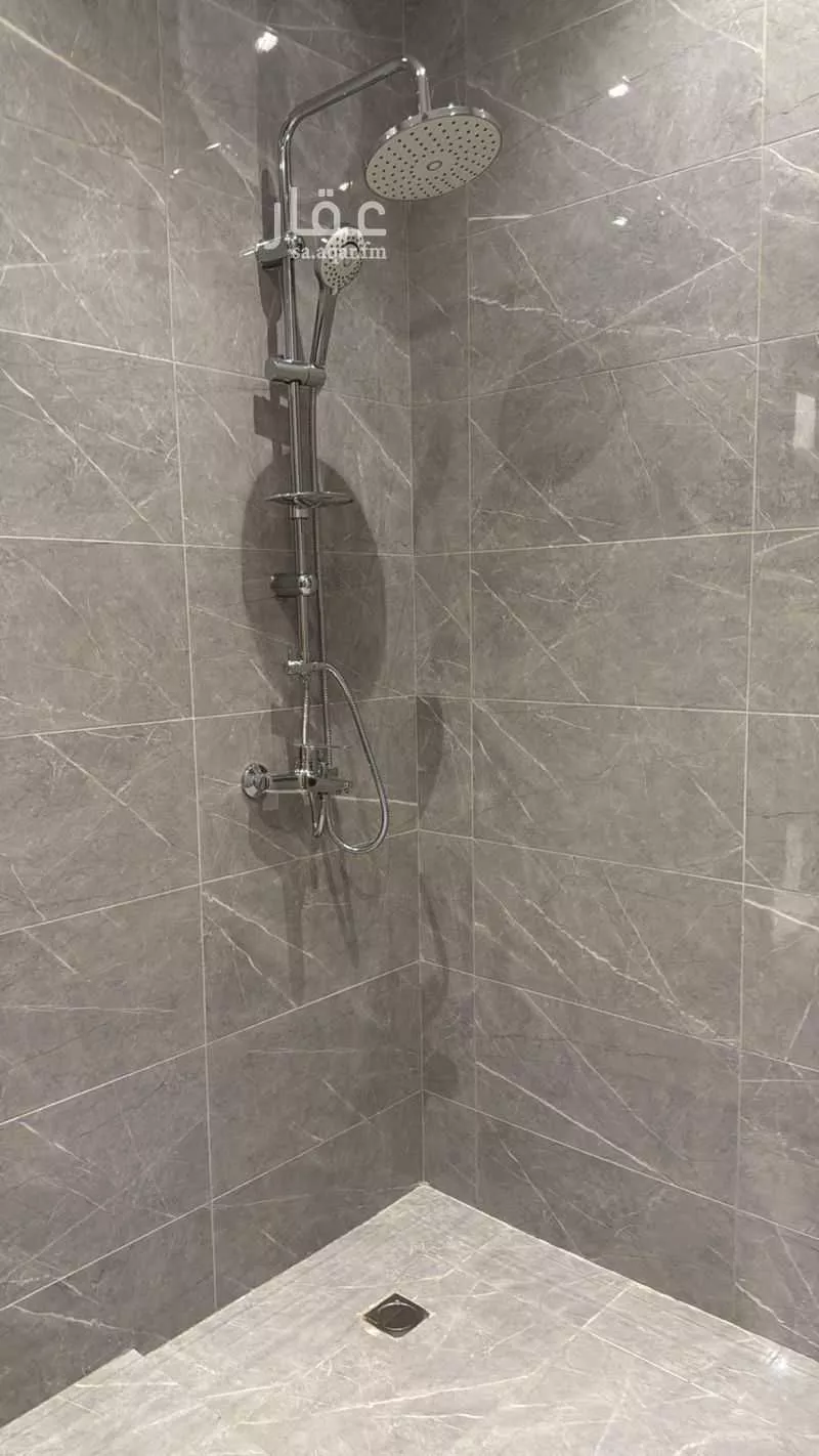 شقة 6 غرف في الريان 4