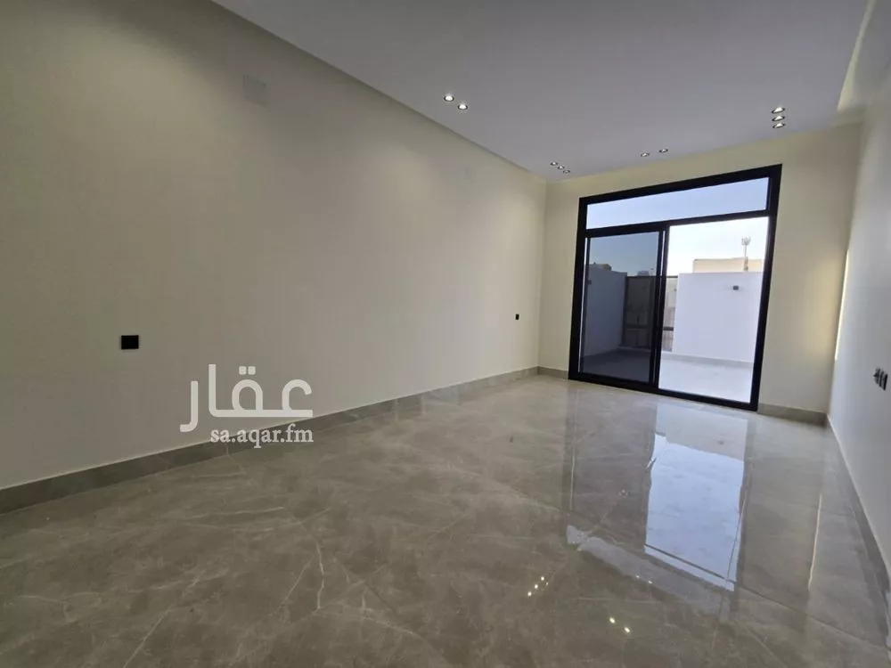 فيلا 6 غرف في الشرق 3