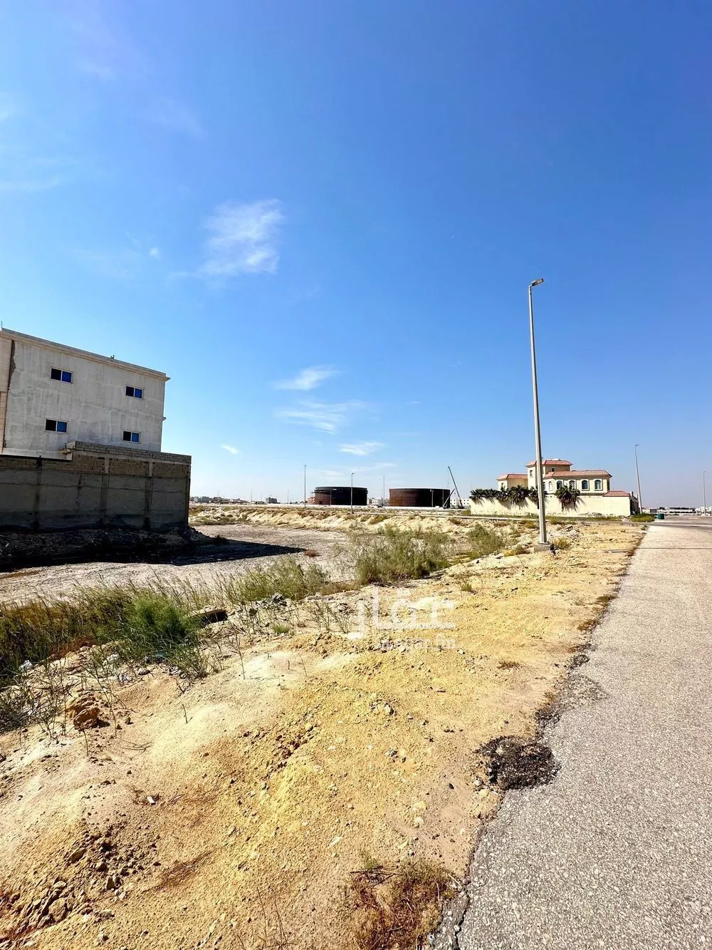 أرض 900 م² في العقيق 2