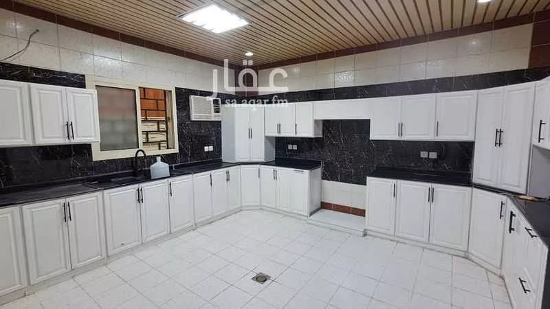 8 bedroom villa in Al Maizilah 3