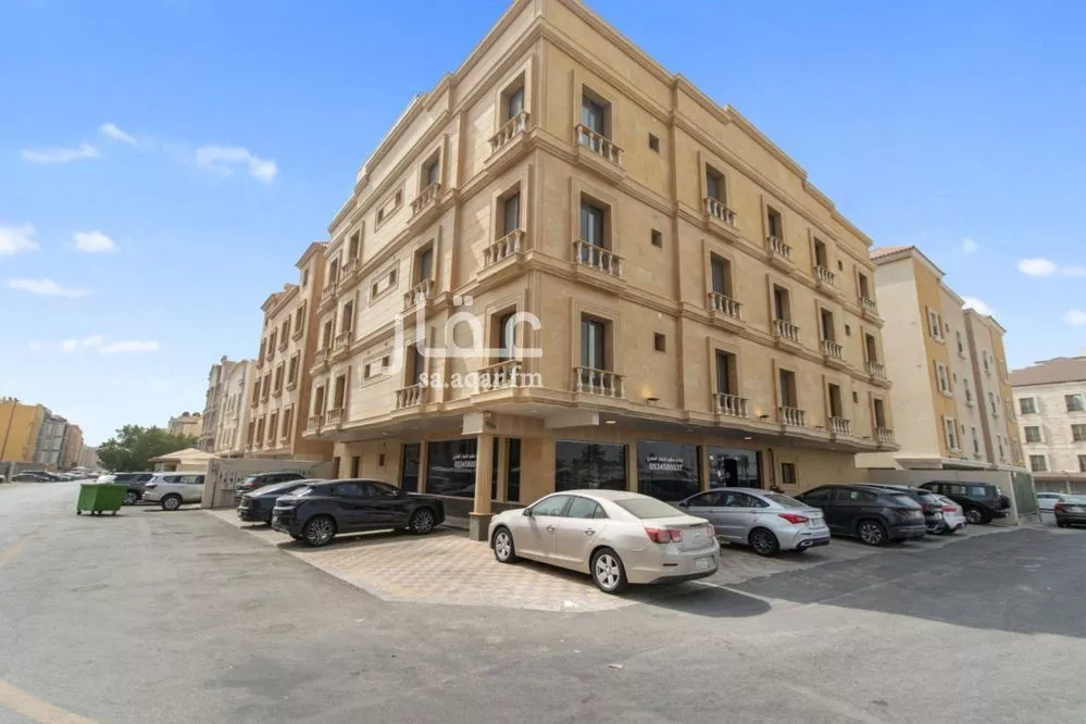 عمارة 744 م² في العليا 5