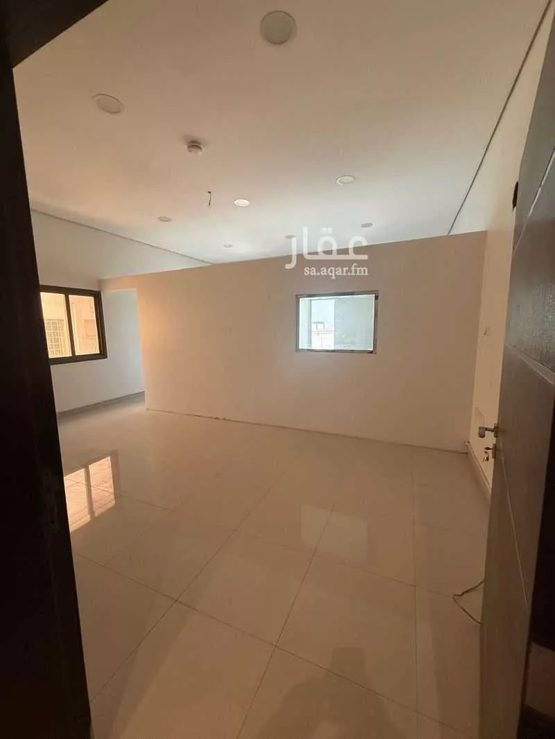 مكتب 425 م² في الروضة 4