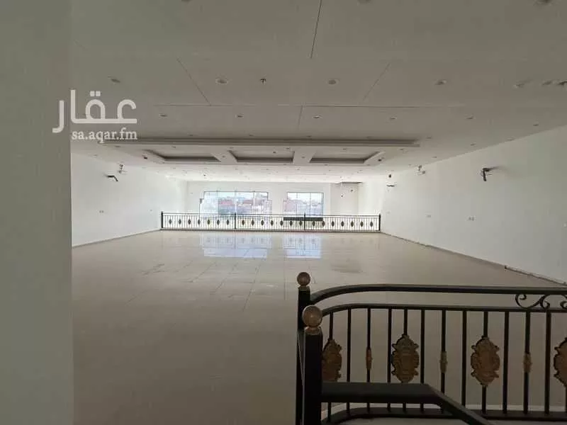 محل 358 م² في الاسكان 4