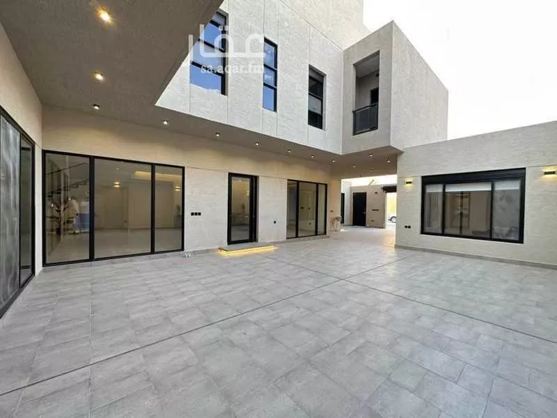 فيلا 5 غرف في العقيق 1