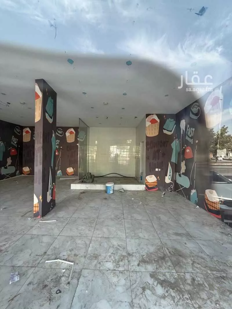 محل 900 م² في العزيزية 4