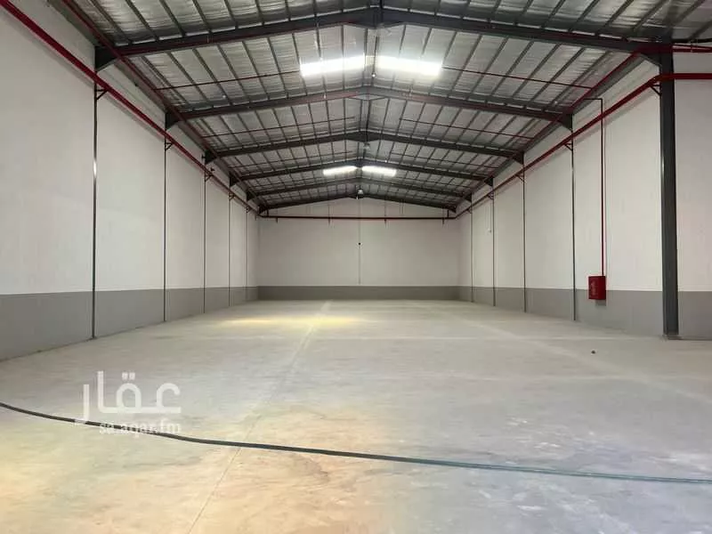 مستودع 2091 م² في الدفاع 4