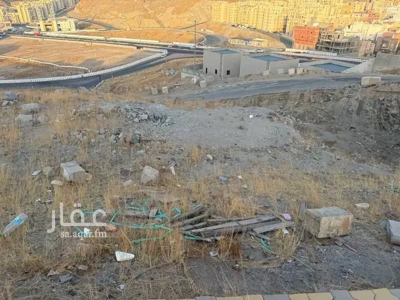 أرض 1049 م² في الحمراء و ام الجود 1