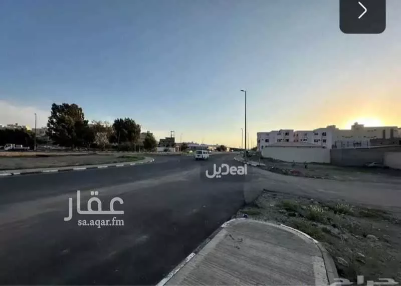 عمارة 1089 م² في الحمراء 5