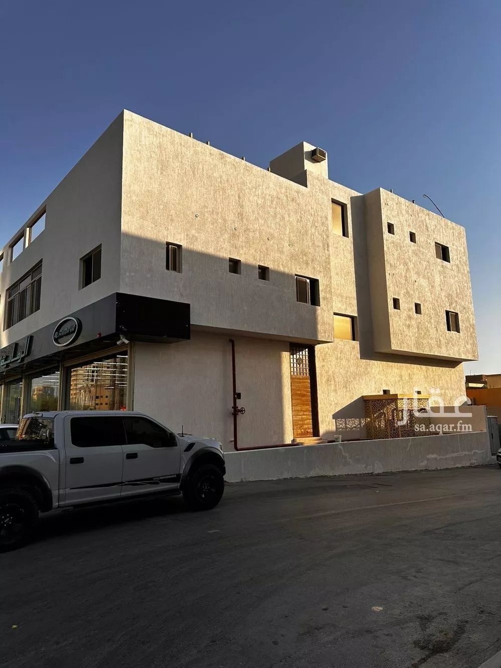 مكتب 975 م² في العقيق 5